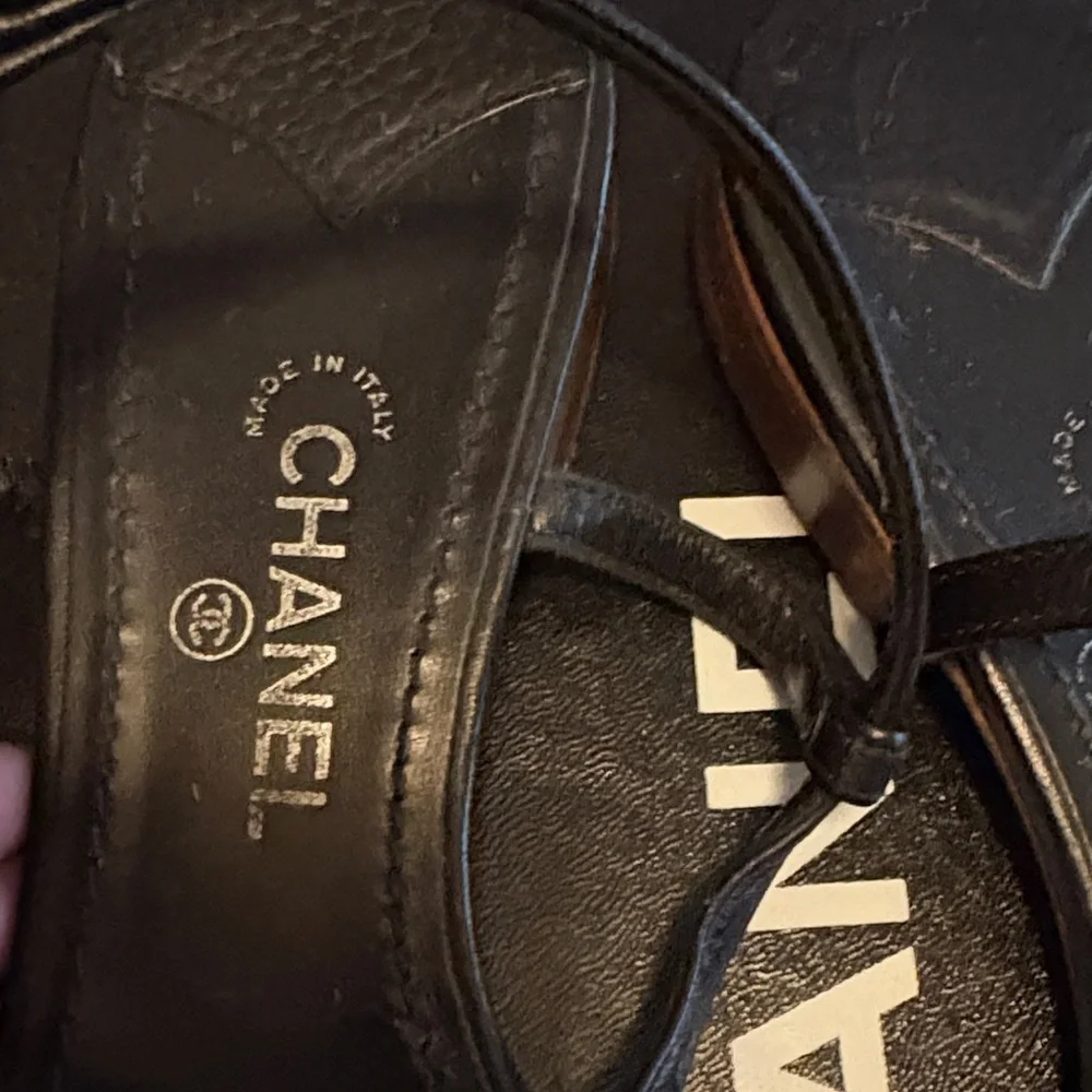 CHANEL Black Leather CC Logo Thong Sandals - Picture 5 of 9